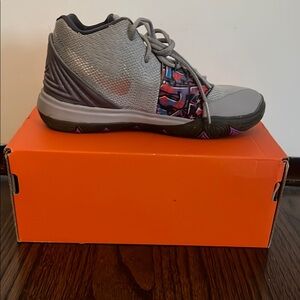 Nike Kyrie 5 Graffiti (Kids -13.5)